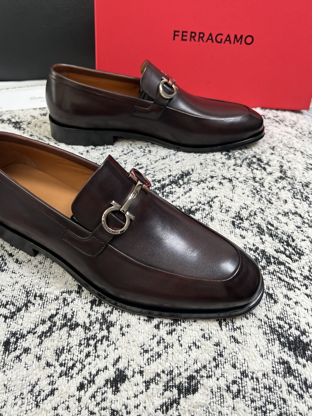 Ferragamo  高品质  顶级工艺品  菲拉格慕  皮鞋专柜同步发售原厂配置，意大利进口原版牛皮，进口水染牛里 ，