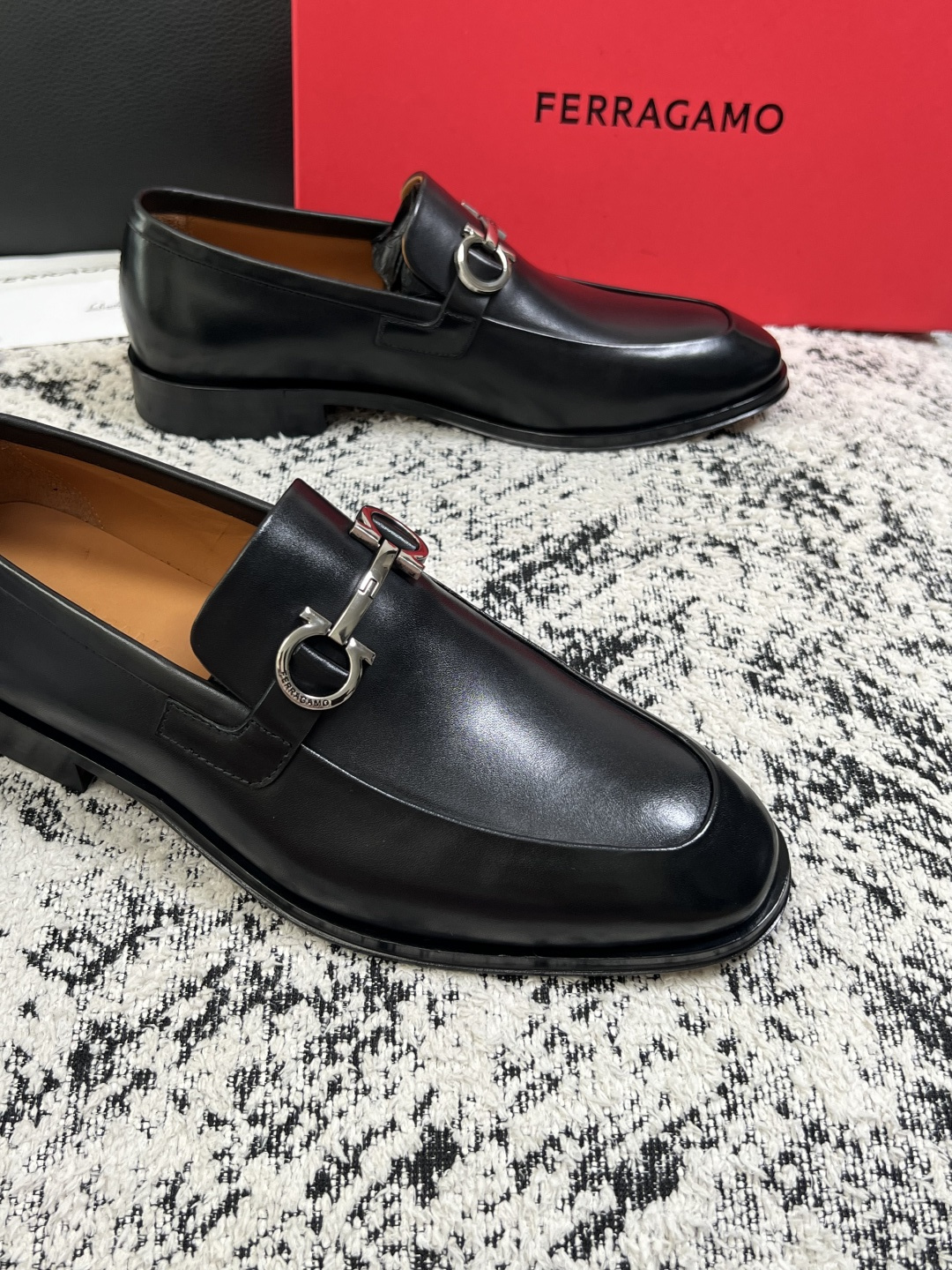 Ferragamo  高品质  顶级工艺品  菲拉格慕  皮鞋专柜同步发售原厂配置，意大利进口原版牛皮，进口水染牛里 ，