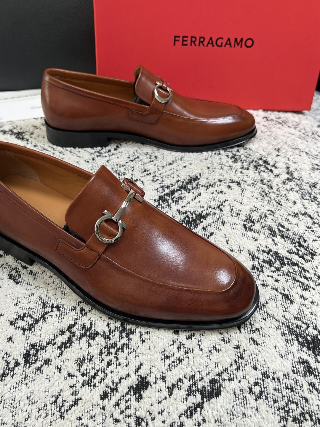 Ferragamo  高品质  顶级工艺品  菲拉格慕  皮鞋专柜同步发售原厂配置，意大利进口原版牛皮，进口水染牛里 ，
