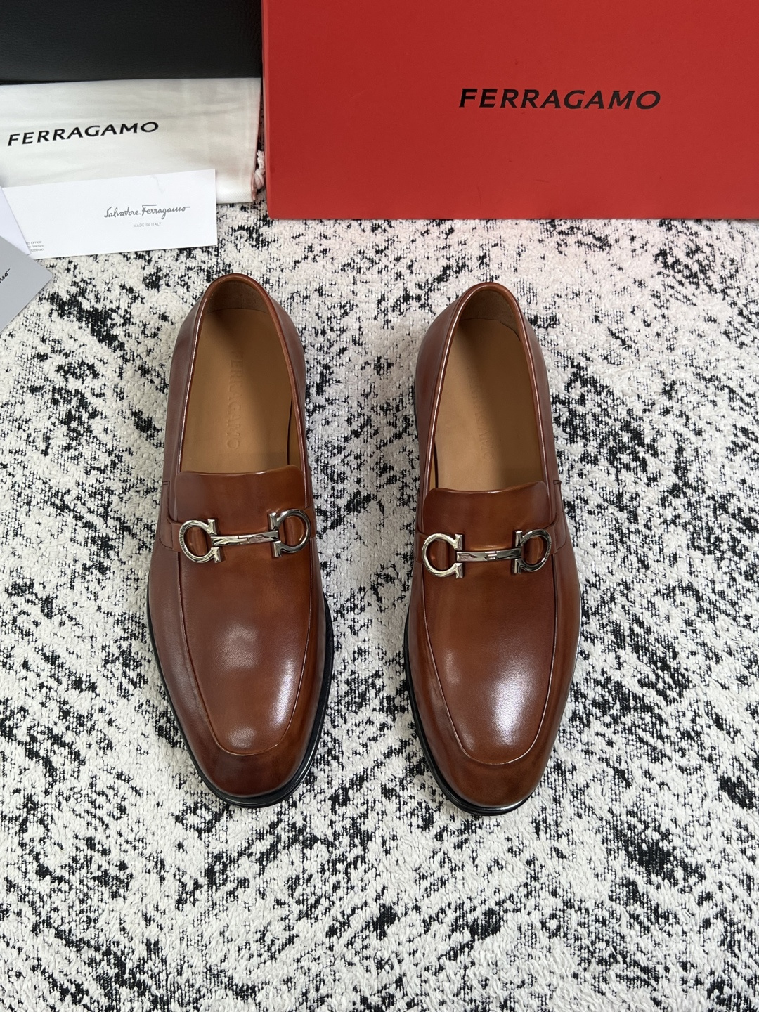 Ferragamo  高品质  顶级工艺品  菲拉格慕  皮鞋专柜同步发售原厂配置，意大利进口原版牛皮，进口水染牛里 ，