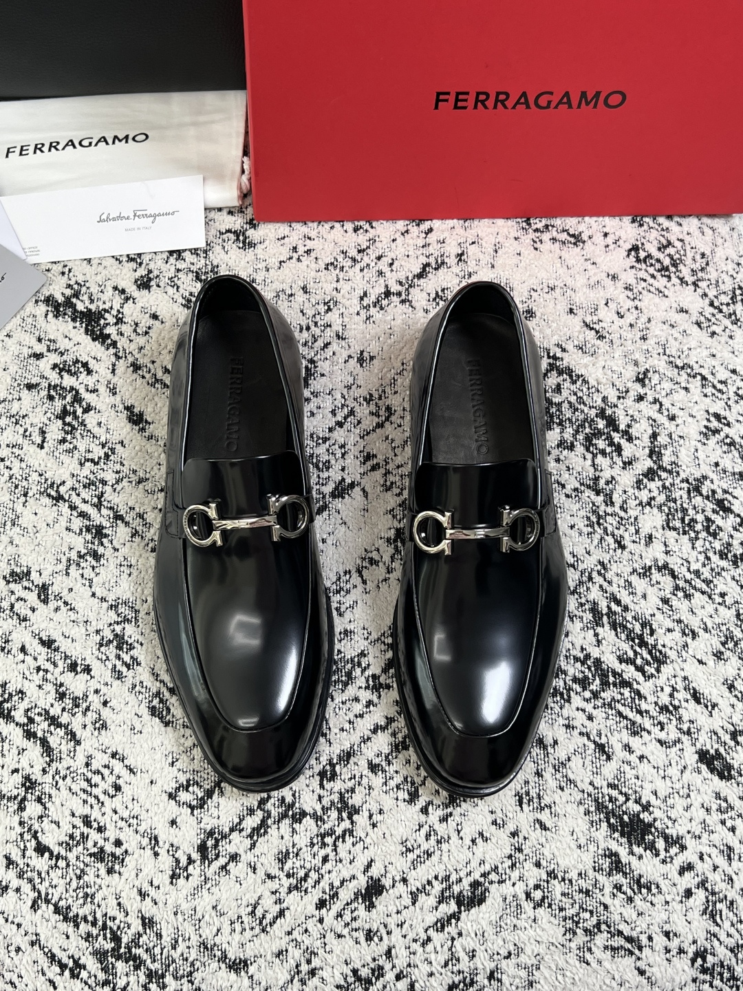 Ferragamo  高品质  顶级工艺品  菲拉格慕  皮鞋专柜同步发售原厂配置，意大利进口原版牛皮，进口水染牛里 ，