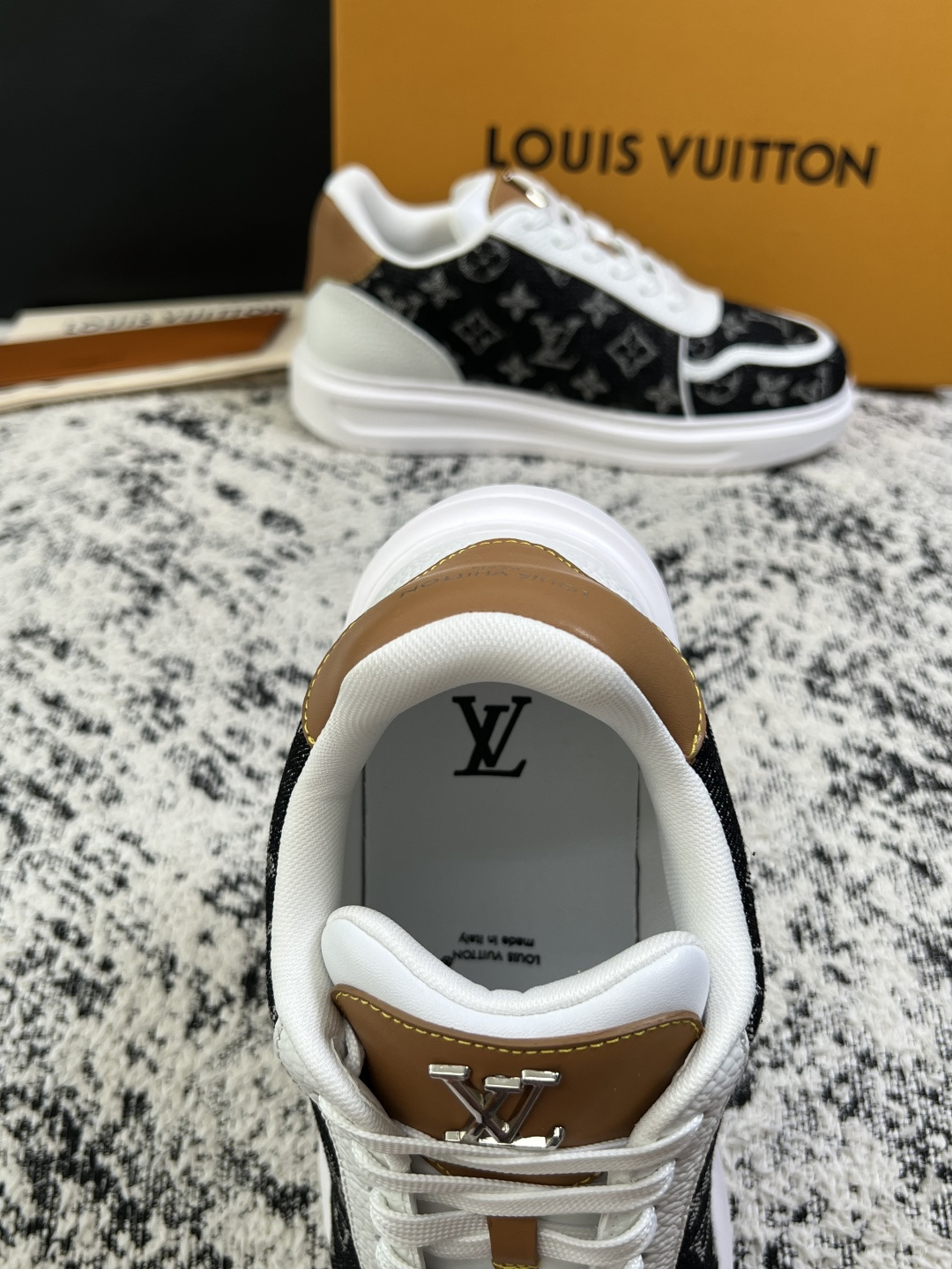 Lv  高品质  顶级工艺品  路易威登，运动板鞋专柜同步，鞋面意大利进口，高品质拼接缤纷色彩复杂工艺品，进口牛皮里垫柔