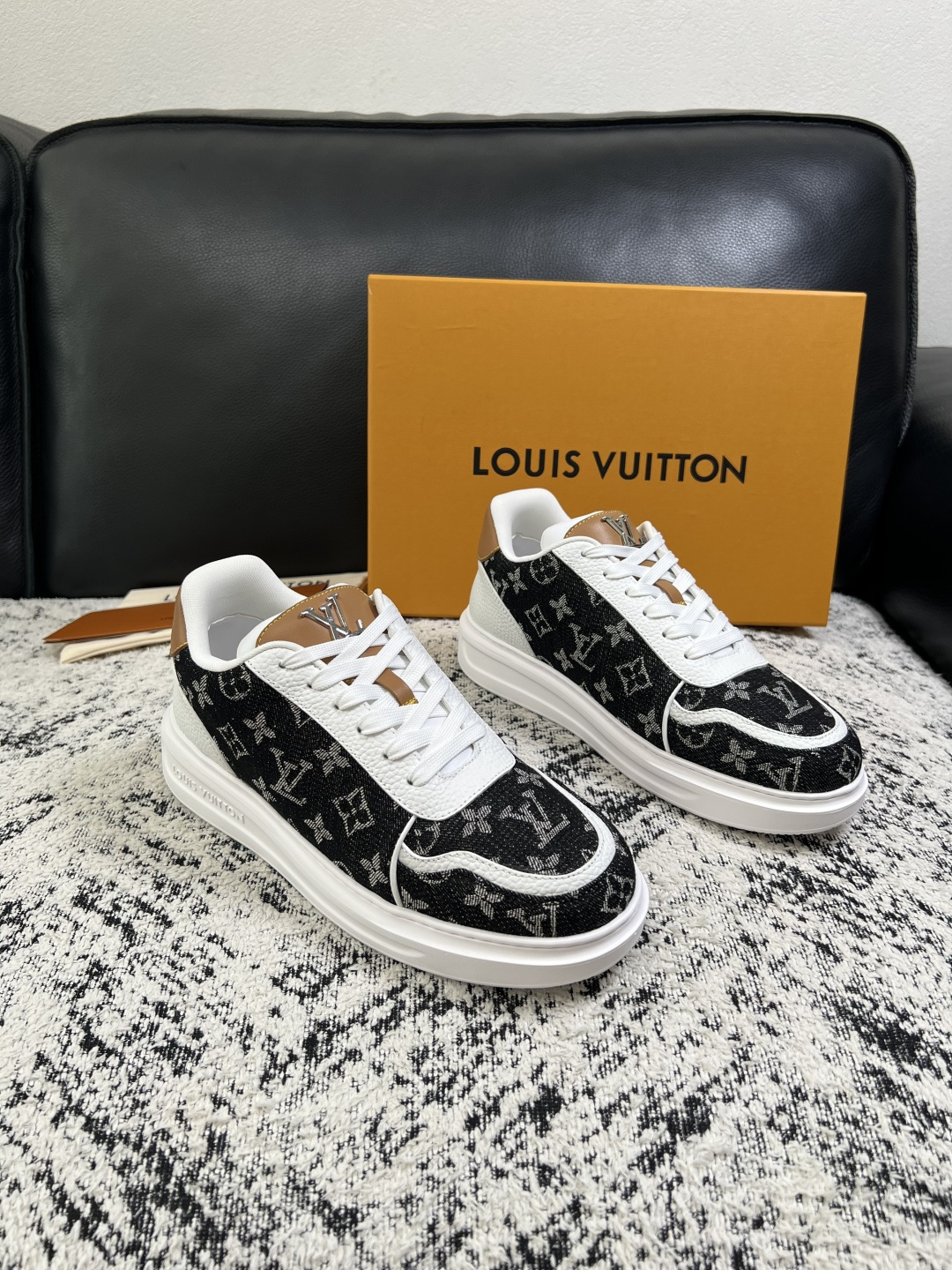 Lv  高品质  顶级工艺品  路易威登，运动板鞋专柜同步，鞋面意大利进口，高品质拼接缤纷色彩复杂工艺品，进口牛皮里垫柔