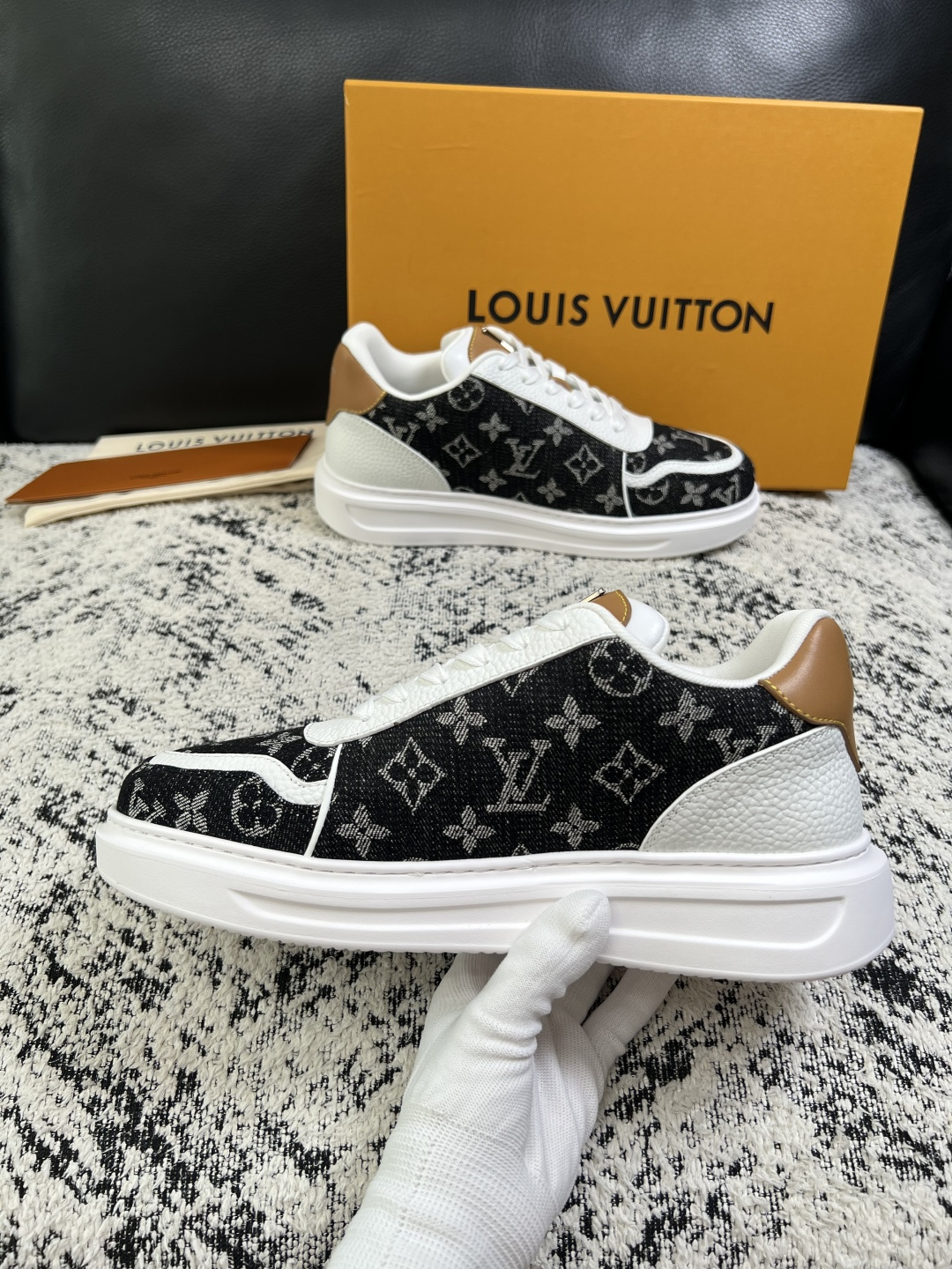 Lv  高品质  顶级工艺品  路易威登，运动板鞋专柜同步，鞋面意大利进口，高品质拼接缤纷色彩复杂工艺品，进口牛皮里垫柔