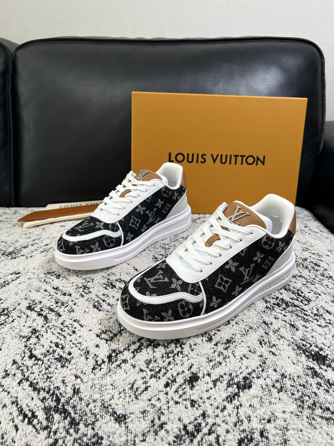 Lv  高品质  顶级工艺品  路易威登，运动板鞋专柜同步，鞋面意大利进口，高品质拼接缤纷色彩复杂工艺品，进口牛皮里垫柔