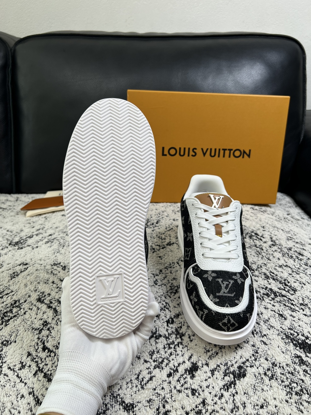 Lv  高品质  顶级工艺品  路易威登，运动板鞋专柜同步，鞋面意大利进口，高品质拼接缤纷色彩复杂工艺品，进口牛皮里垫柔