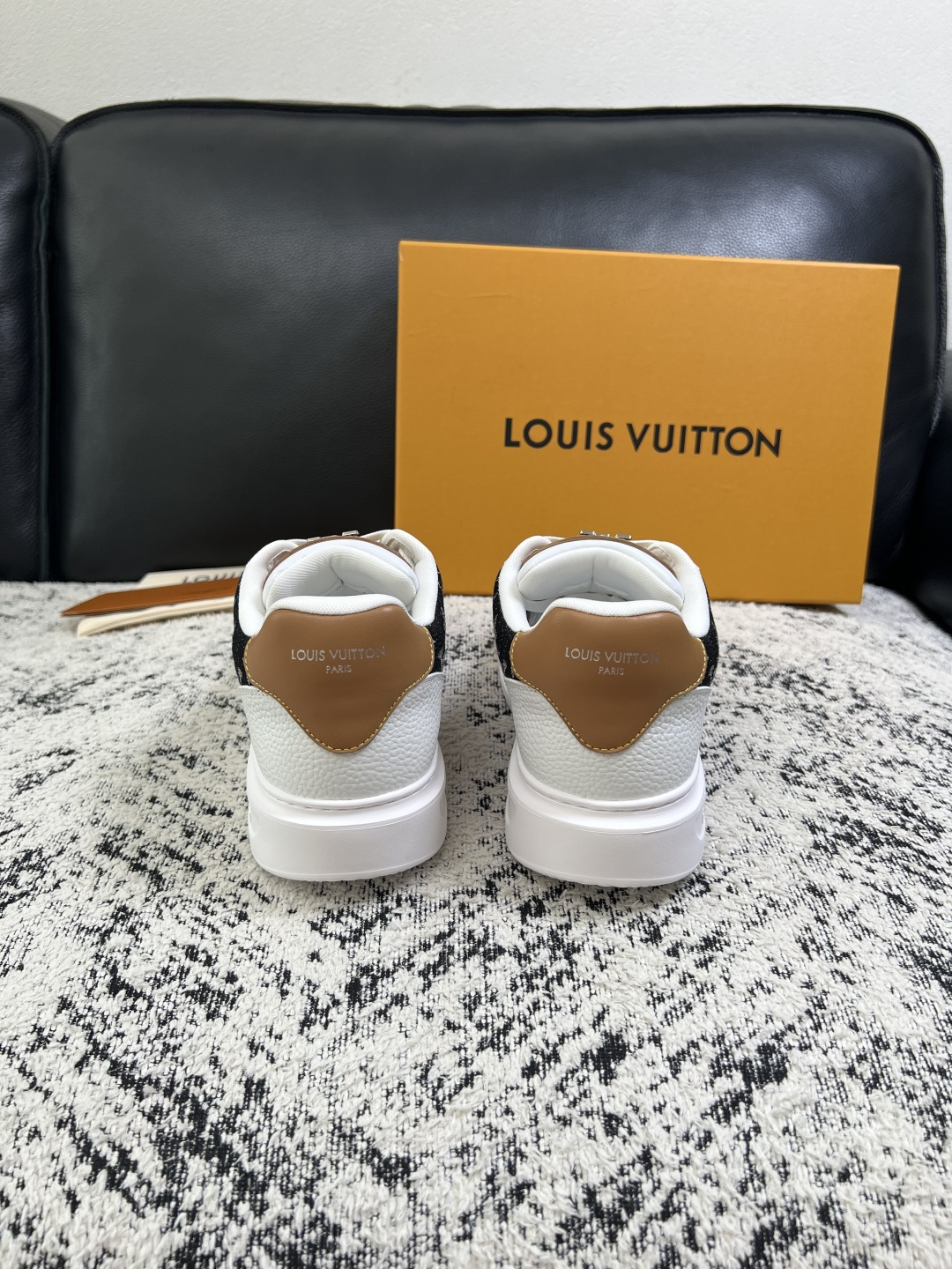 Lv  高品质  顶级工艺品  路易威登，运动板鞋专柜同步，鞋面意大利进口，高品质拼接缤纷色彩复杂工艺品，进口牛皮里垫柔