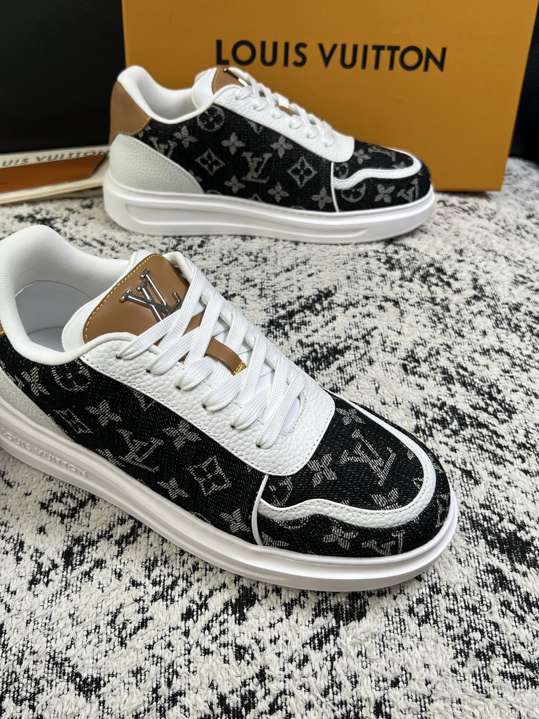 Lv  高品质  顶级工艺品  路易威登，运动板鞋专柜同步，鞋面意大利进口，高品质拼接缤纷色彩复杂工艺品，进口牛皮里垫柔