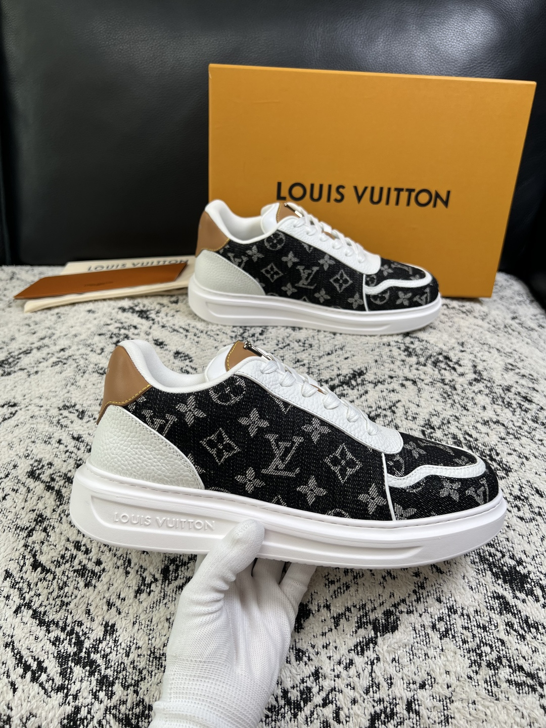 Lv  高品质  顶级工艺品  路易威登，运动板鞋专柜同步，鞋面意大利进口，高品质拼接缤纷色彩复杂工艺品，进口牛皮里垫柔