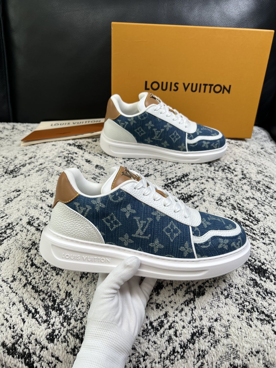 Lv  高品质  顶级工艺品  路易威登，运动板鞋专柜同步，鞋面意大利进口，高品质拼接缤纷色彩复杂工艺品，进口牛皮里垫柔