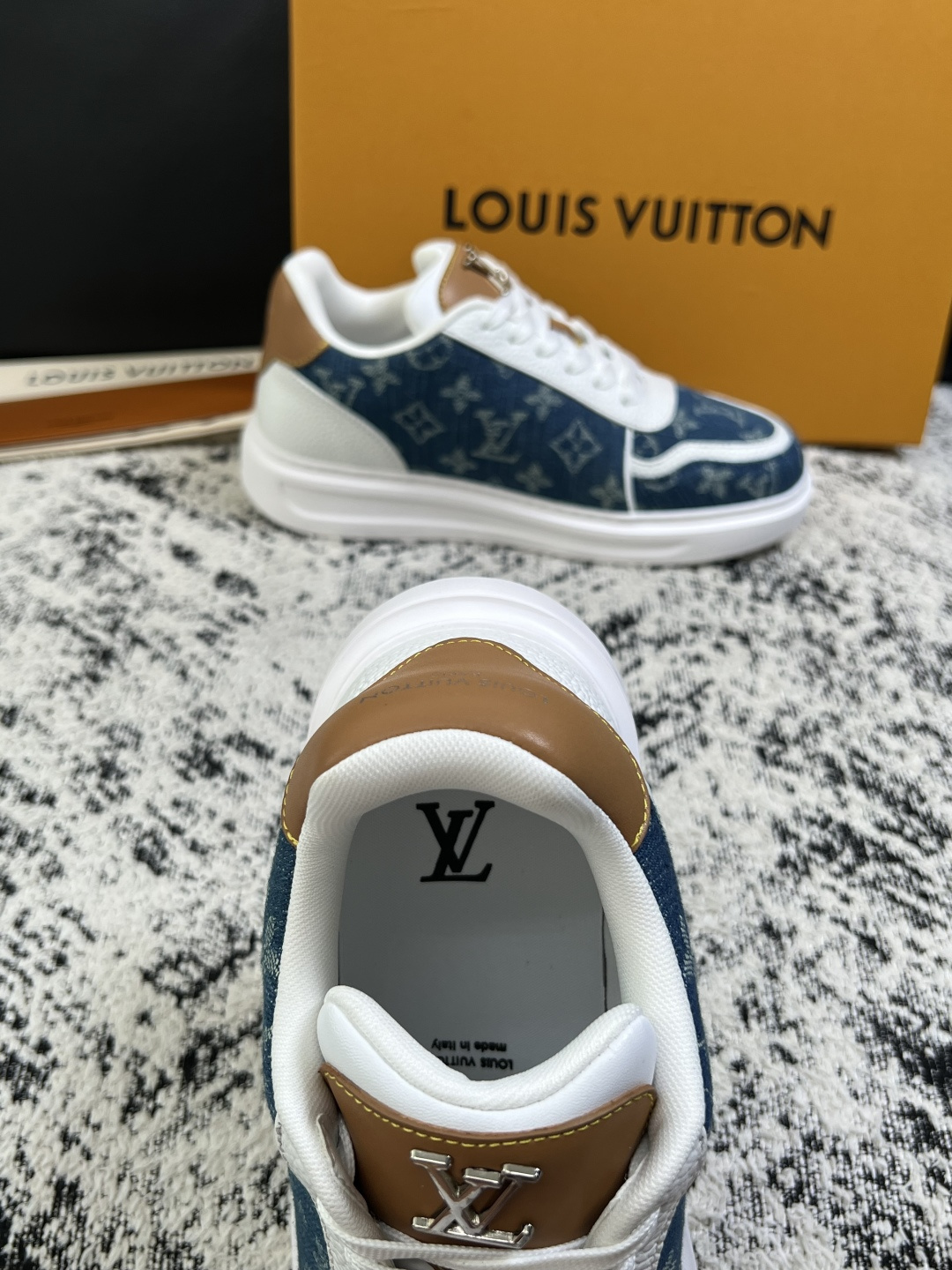 Lv  高品质  顶级工艺品  路易威登，运动板鞋专柜同步，鞋面意大利进口，高品质拼接缤纷色彩复杂工艺品，进口牛皮里垫柔