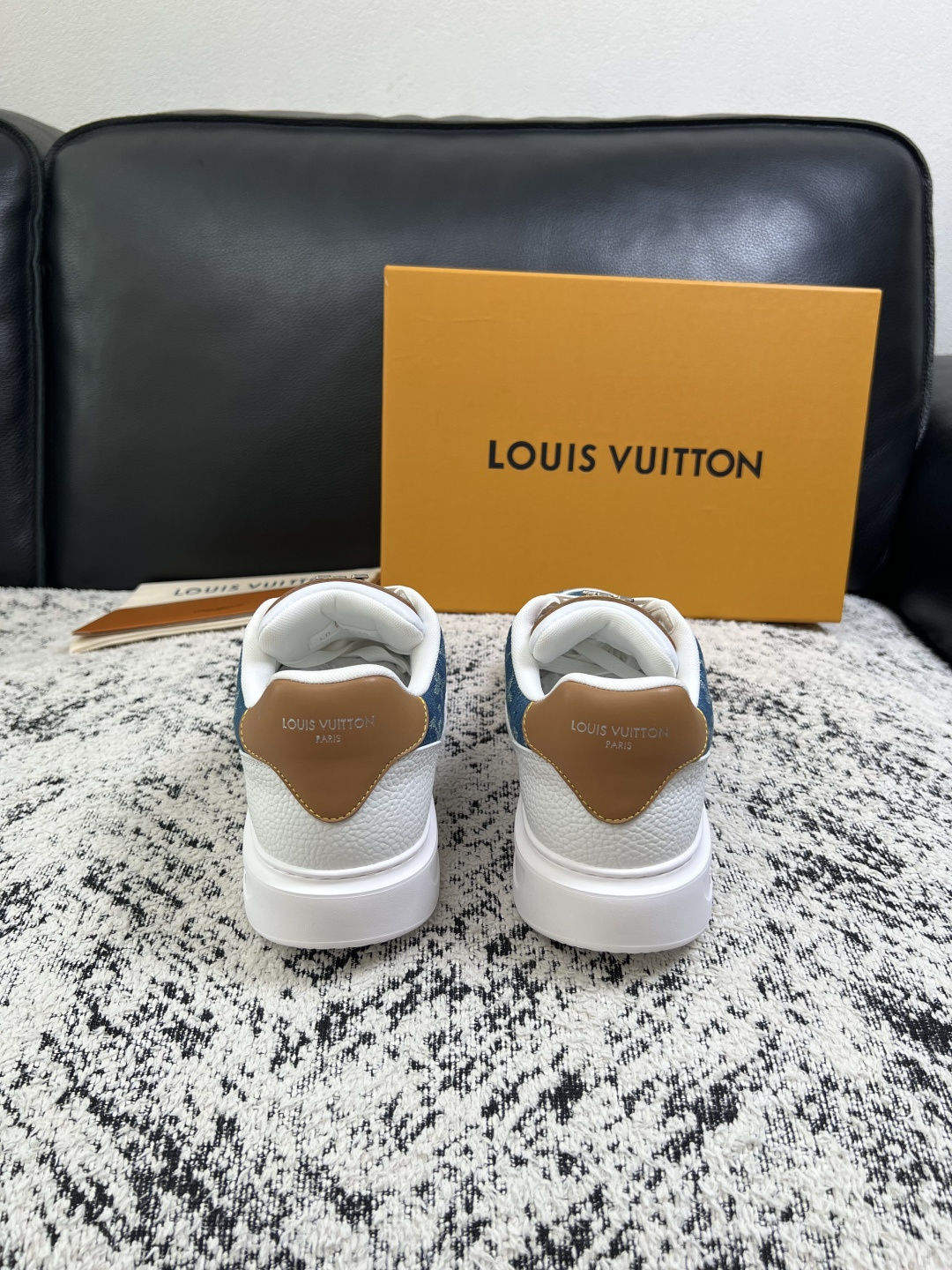 Lv  高品质  顶级工艺品  路易威登，运动板鞋专柜同步，鞋面意大利进口，高品质拼接缤纷色彩复杂工艺品，进口牛皮里垫柔