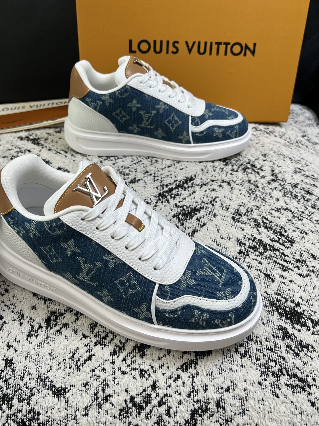 Lv  高品质  顶级工艺品  路易威登，运动板鞋专柜同步，鞋面意大利进口，高品质拼接缤纷色彩复杂工艺品，进口牛皮里垫柔