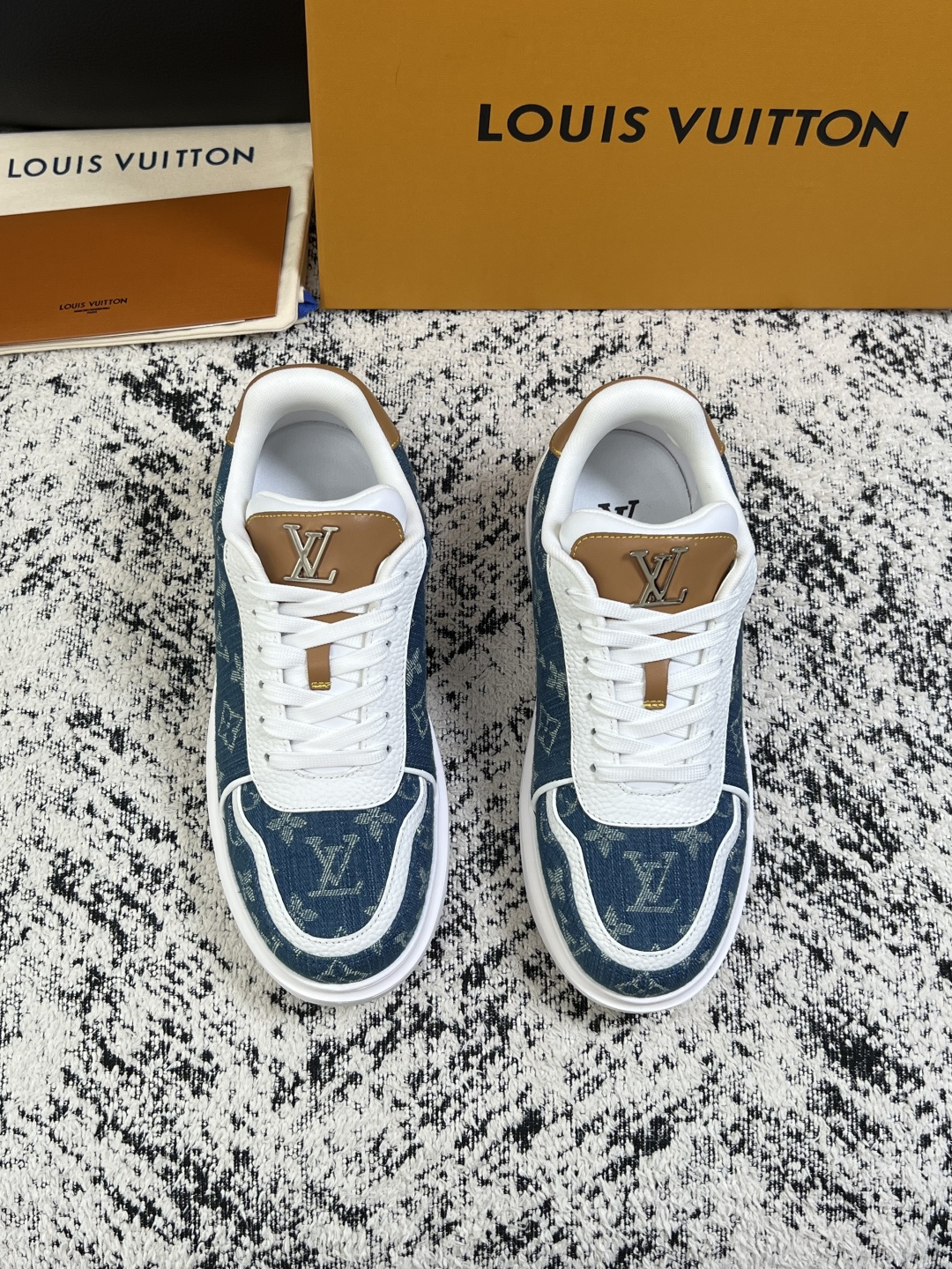 Lv  高品质  顶级工艺品  路易威登，运动板鞋专柜同步，鞋面意大利进口，高品质拼接缤纷色彩复杂工艺品，进口牛皮里垫柔
