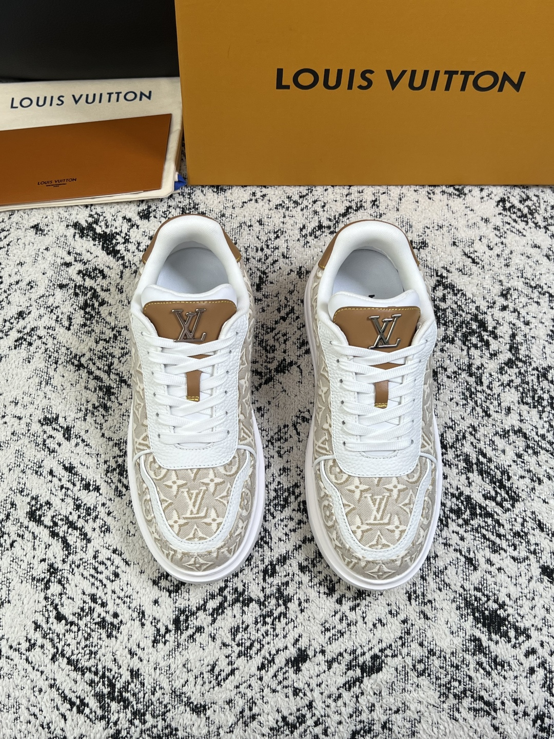 Lv  高品质  顶级工艺品  路易威登，运动板鞋专柜同步，鞋面意大利进口，高品质拼接缤纷色彩复杂工艺品，进口牛皮里垫柔