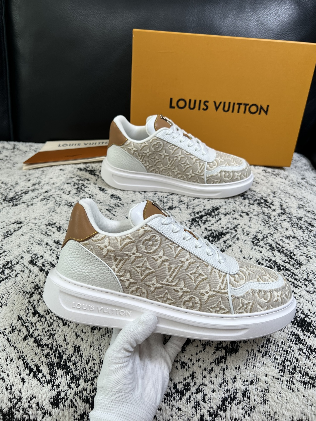 Lv  高品质  顶级工艺品  路易威登，运动板鞋专柜同步，鞋面意大利进口，高品质拼接缤纷色彩复杂工艺品，进口牛皮里垫柔