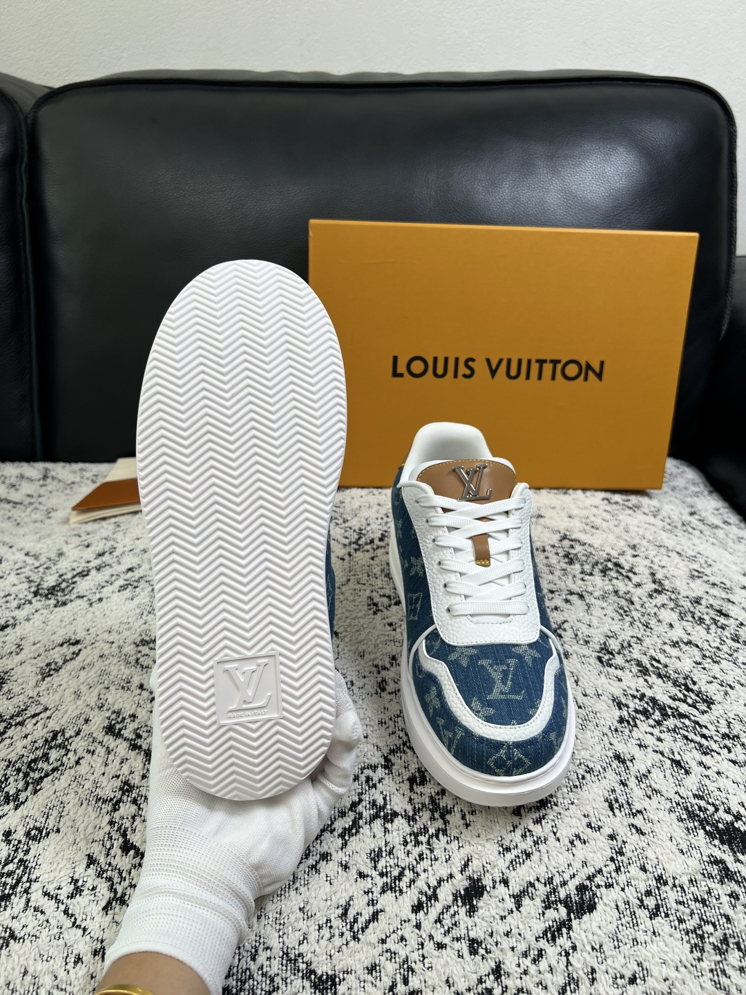 Lv  高品质  顶级工艺品  路易威登，运动板鞋专柜同步，鞋面意大利进口，高品质拼接缤纷色彩复杂工艺品，进口牛皮里垫柔