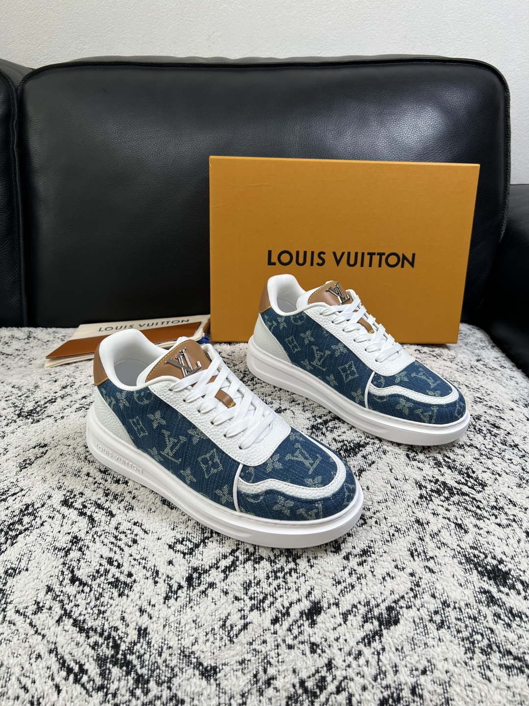 Lv  高品质  顶级工艺品  路易威登，运动板鞋专柜同步，鞋面意大利进口，高品质拼接缤纷色彩复杂工艺品，进口牛皮里垫柔