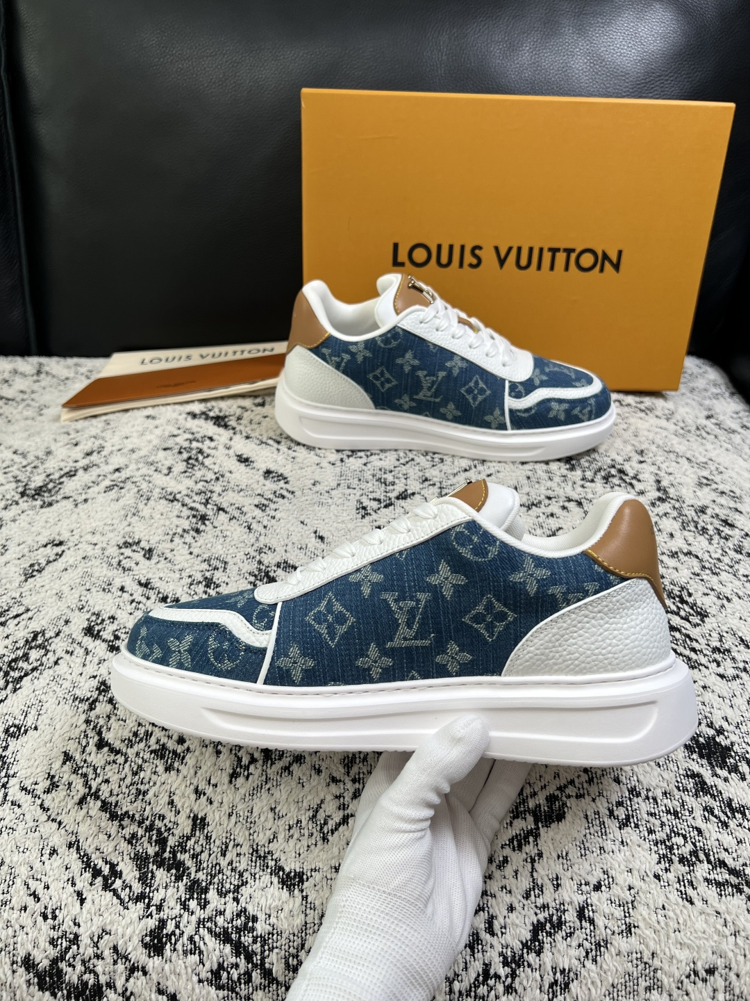 Lv  高品质  顶级工艺品  路易威登，运动板鞋专柜同步，鞋面意大利进口，高品质拼接缤纷色彩复杂工艺品，进口牛皮里垫柔
