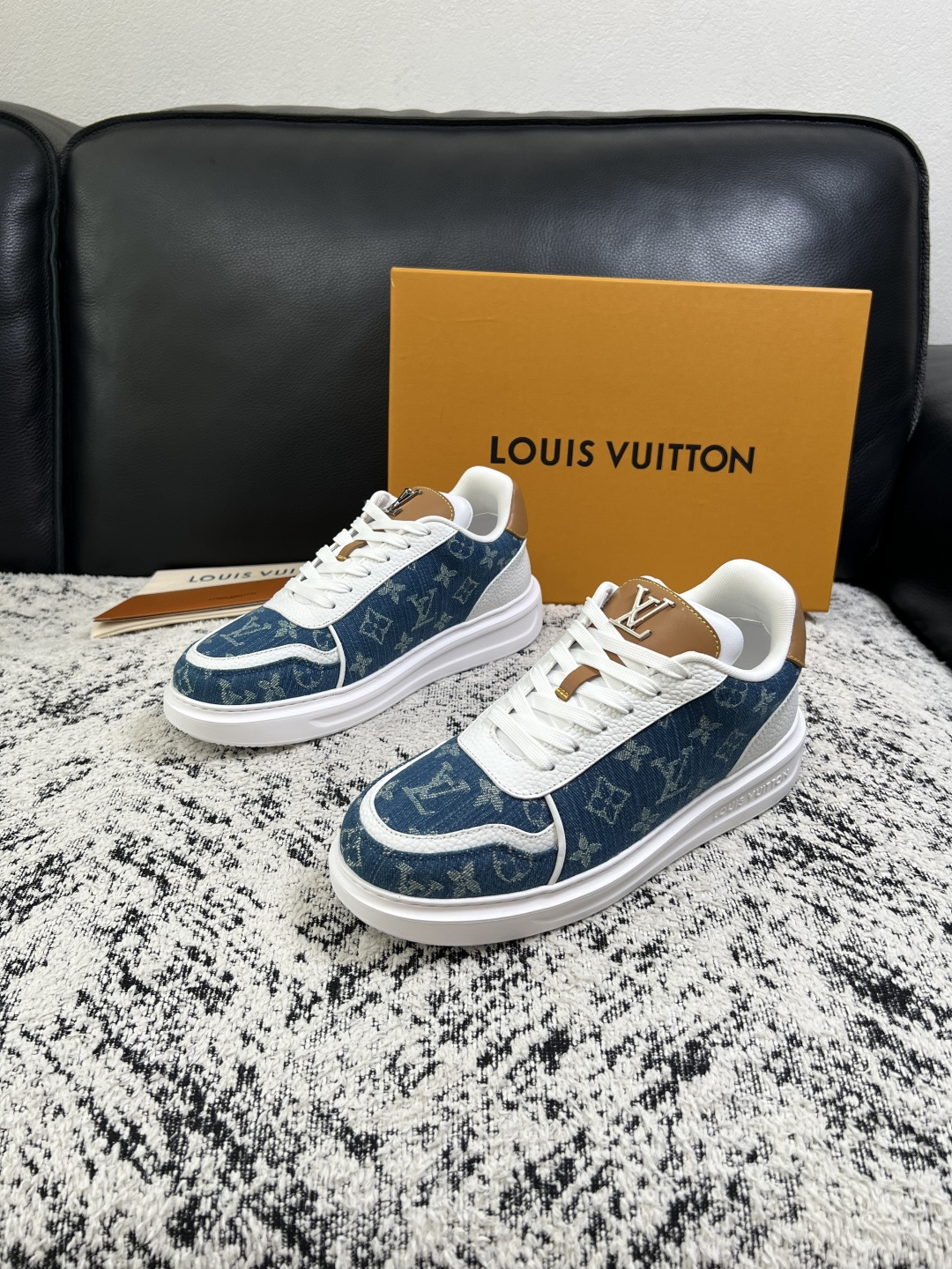 Lv  高品质  顶级工艺品  路易威登，运动板鞋专柜同步，鞋面意大利进口，高品质拼接缤纷色彩复杂工艺品，进口牛皮里垫柔