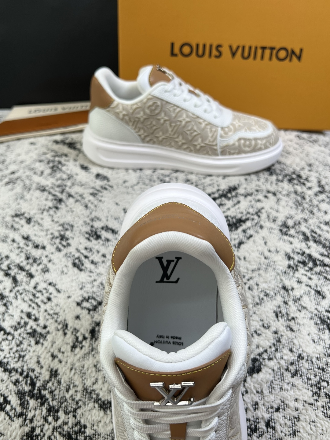 Lv  高品质  顶级工艺品  路易威登，运动板鞋专柜同步，鞋面意大利进口，高品质拼接缤纷色彩复杂工艺品，进口牛皮里垫柔