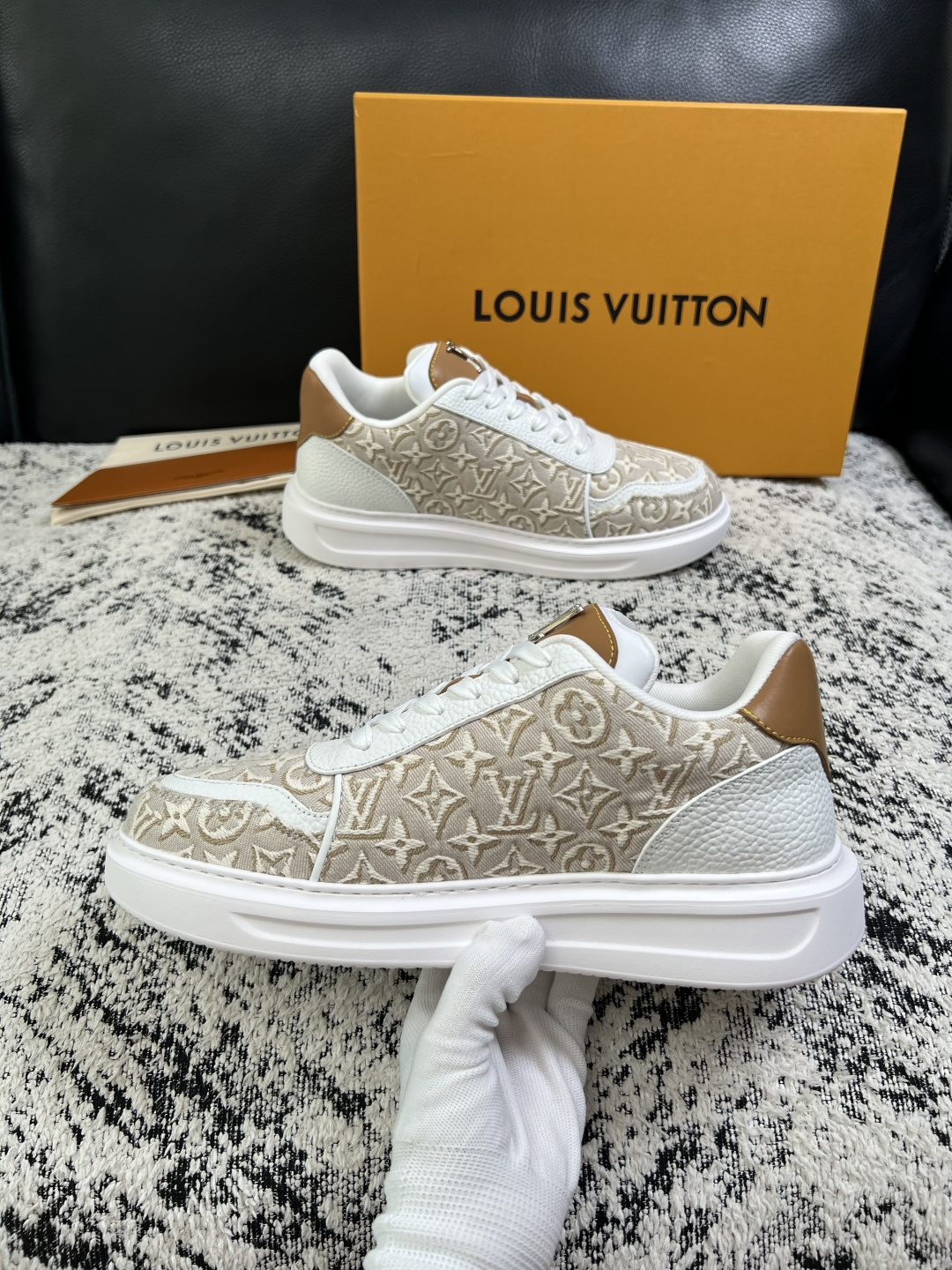 Lv  高品质  顶级工艺品  路易威登，运动板鞋专柜同步，鞋面意大利进口，高品质拼接缤纷色彩复杂工艺品，进口牛皮里垫柔
