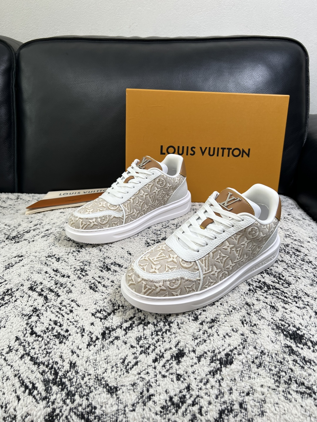 Lv  高品质  顶级工艺品  路易威登，运动板鞋专柜同步，鞋面意大利进口，高品质拼接缤纷色彩复杂工艺品，进口牛皮里垫柔