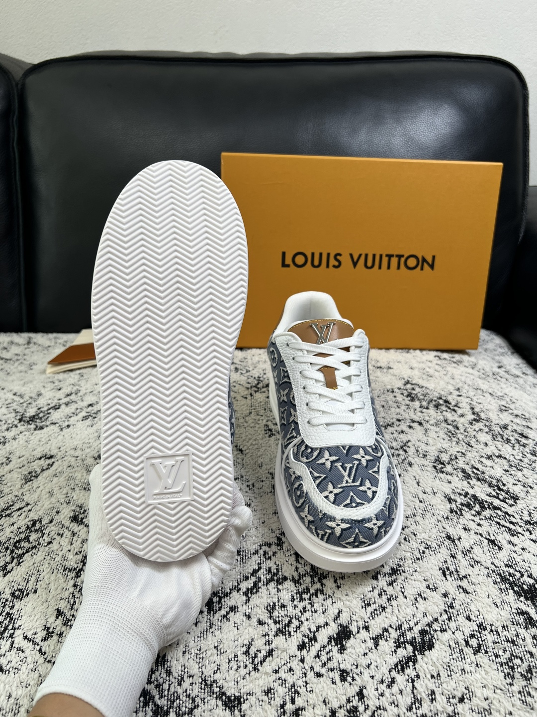 Lv  高品质  顶级工艺品  路易威登，运动板鞋专柜同步，鞋面意大利进口，高品质拼接缤纷色彩复杂工艺品，进口牛皮里垫柔