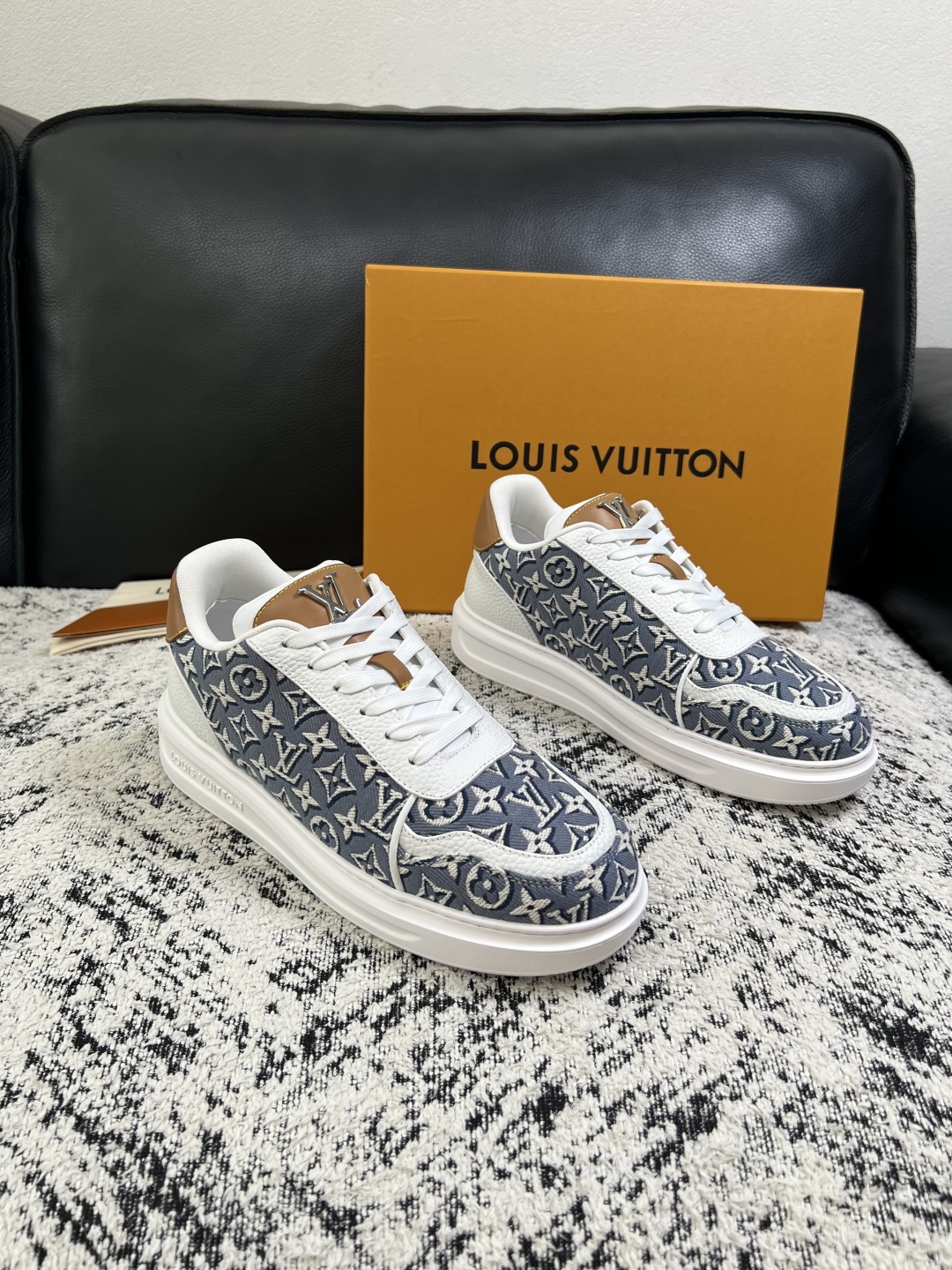 Lv  高品质  顶级工艺品  路易威登，运动板鞋专柜同步，鞋面意大利进口，高品质拼接缤纷色彩复杂工艺品，进口牛皮里垫柔