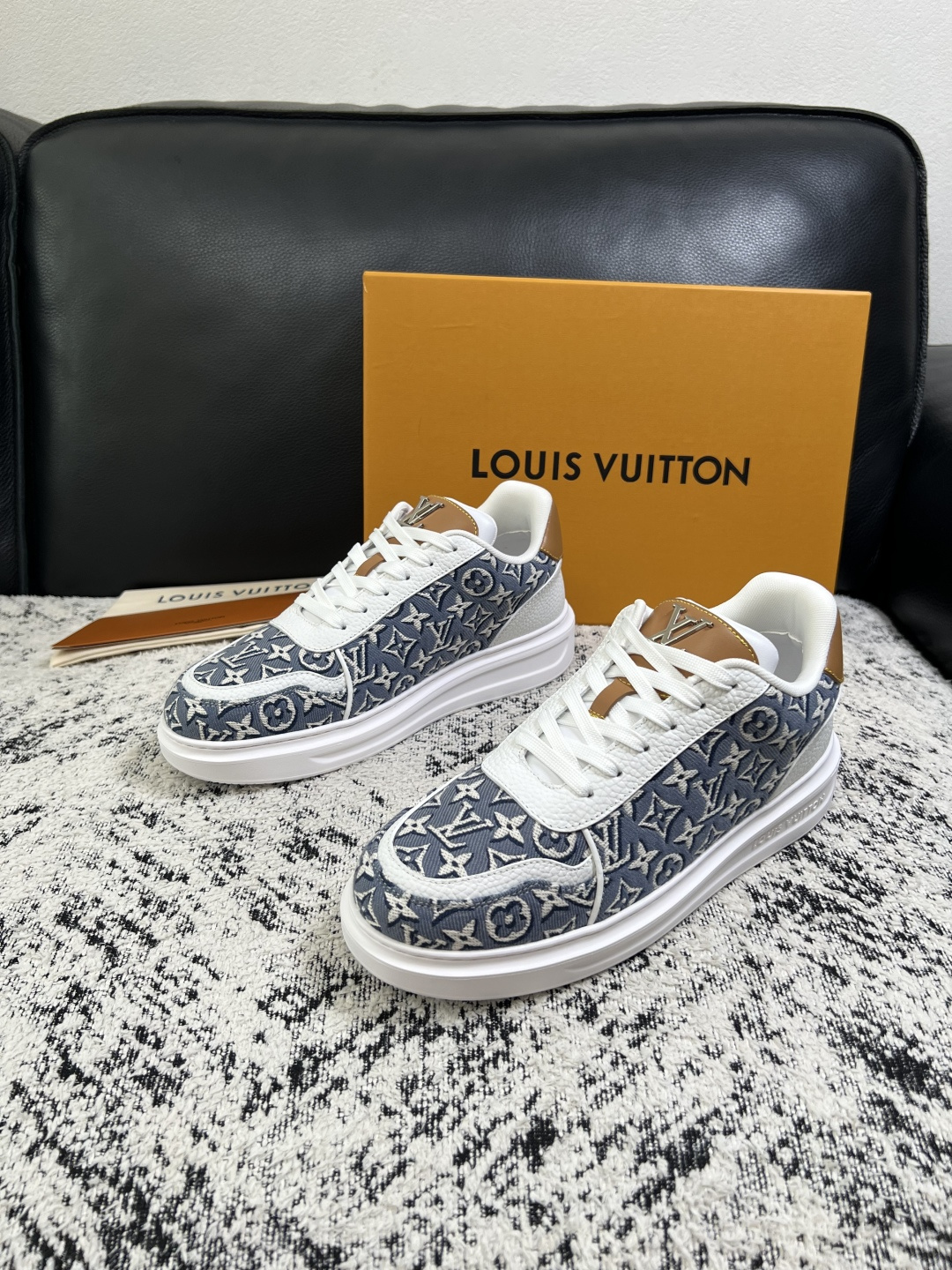 Lv  高品质  顶级工艺品  路易威登，运动板鞋专柜同步，鞋面意大利进口，高品质拼接缤纷色彩复杂工艺品，进口牛皮里垫柔