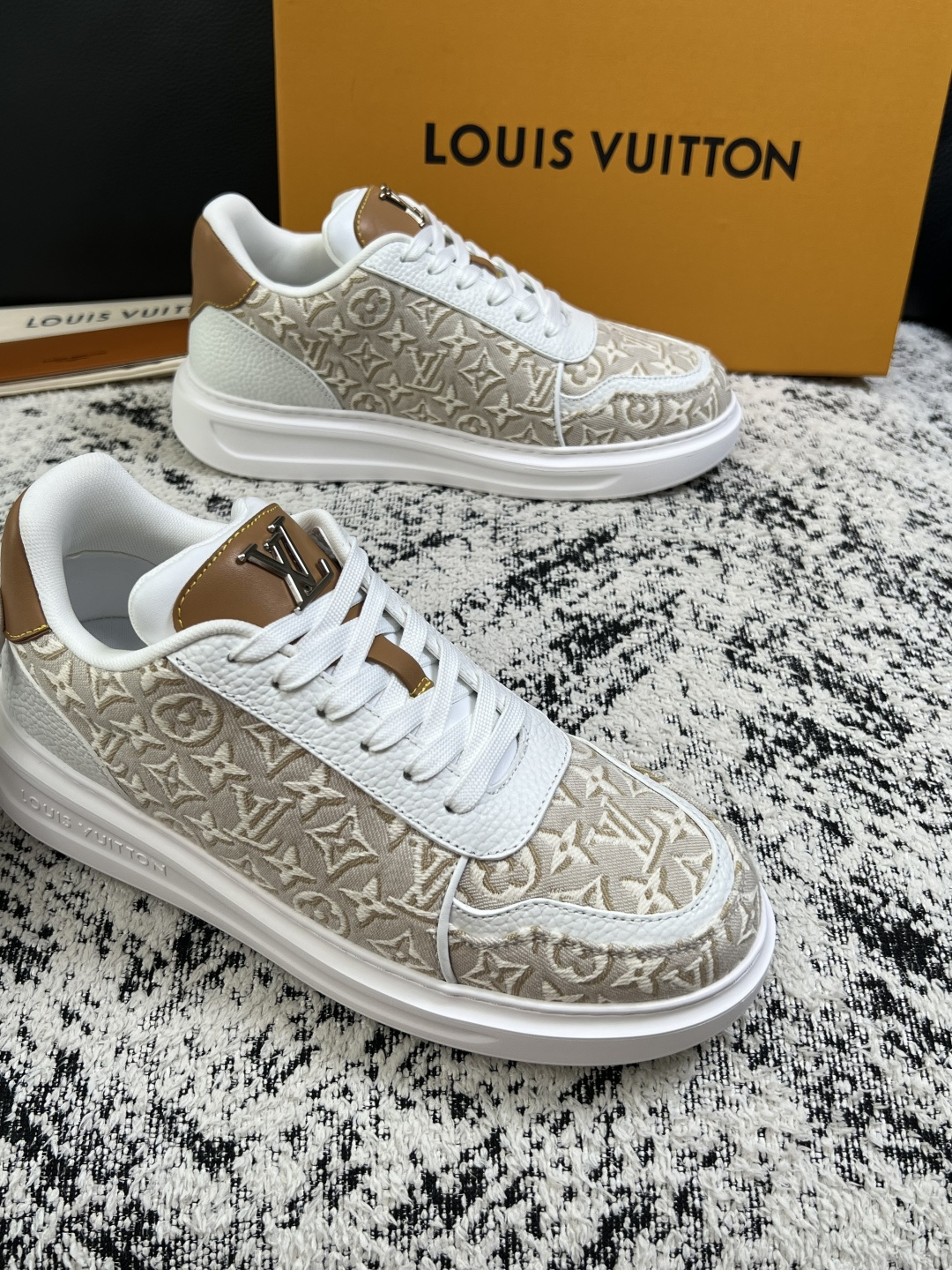 Lv  高品质  顶级工艺品  路易威登，运动板鞋专柜同步，鞋面意大利进口，高品质拼接缤纷色彩复杂工艺品，进口牛皮里垫柔