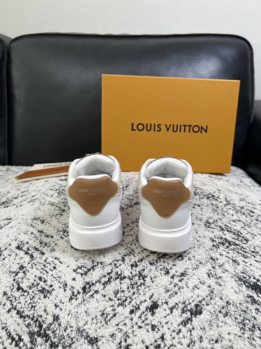 Lv  高品质  顶级工艺品  路易威登，运动板鞋专柜同步，鞋面意大利进口，高品质拼接缤纷色彩复杂工艺品，进口牛皮里垫柔
