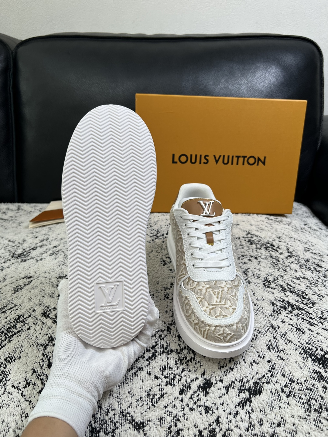 Lv  高品质  顶级工艺品  路易威登，运动板鞋专柜同步，鞋面意大利进口，高品质拼接缤纷色彩复杂工艺品，进口牛皮里垫柔