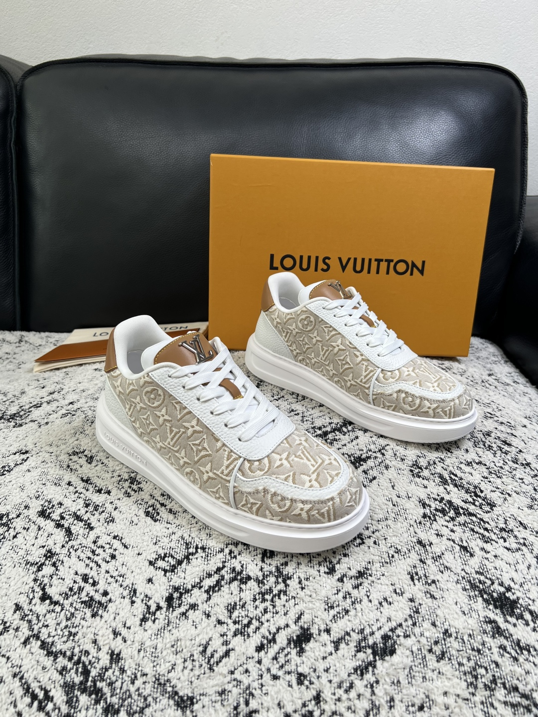 Lv  高品质  顶级工艺品  路易威登，运动板鞋专柜同步，鞋面意大利进口，高品质拼接缤纷色彩复杂工艺品，进口牛皮里垫柔