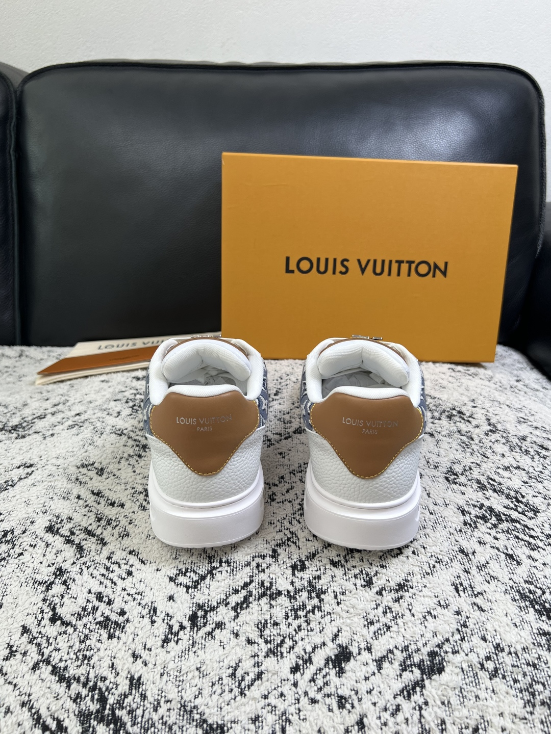 Lv  高品质  顶级工艺品  路易威登，运动板鞋专柜同步，鞋面意大利进口，高品质拼接缤纷色彩复杂工艺品，进口牛皮里垫柔