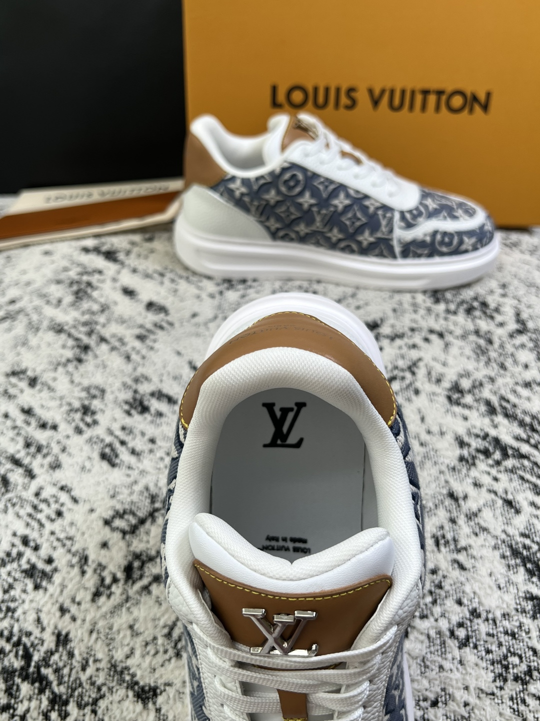 Lv  高品质  顶级工艺品  路易威登，运动板鞋专柜同步，鞋面意大利进口，高品质拼接缤纷色彩复杂工艺品，进口牛皮里垫柔