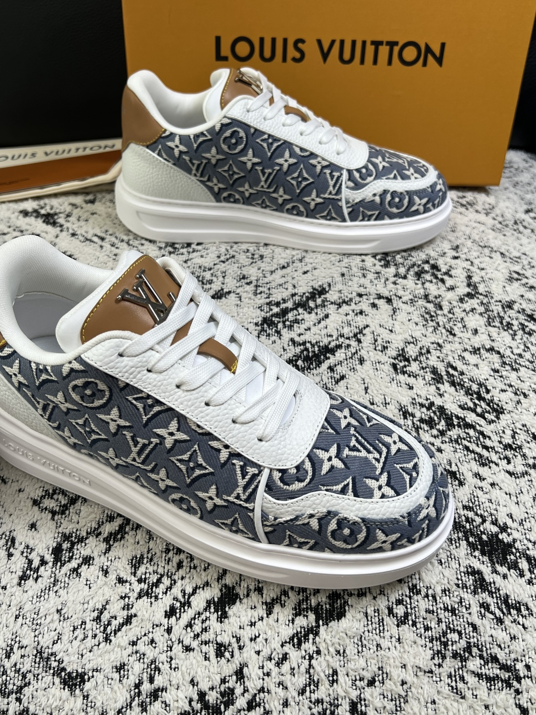 Lv  高品质  顶级工艺品  路易威登，运动板鞋专柜同步，鞋面意大利进口，高品质拼接缤纷色彩复杂工艺品，进口牛皮里垫柔