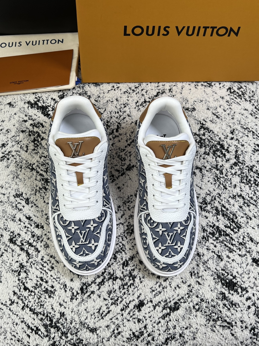 Lv  高品质  顶级工艺品  路易威登，运动板鞋专柜同步，鞋面意大利进口，高品质拼接缤纷色彩复杂工艺品，进口牛皮里垫柔