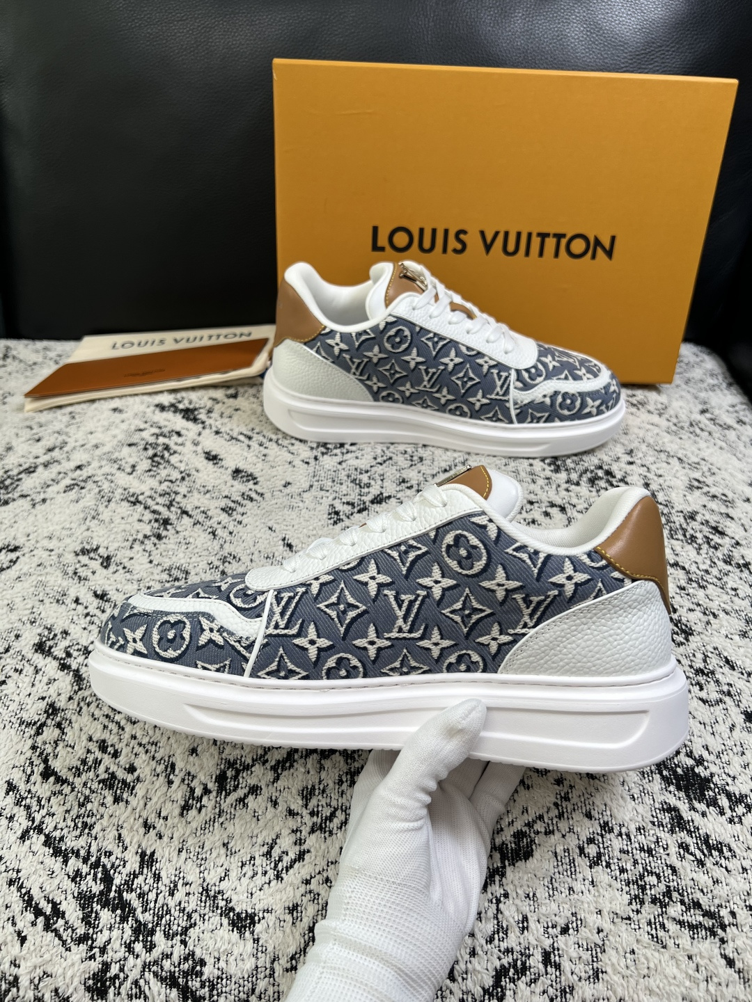 Lv  高品质  顶级工艺品  路易威登，运动板鞋专柜同步，鞋面意大利进口，高品质拼接缤纷色彩复杂工艺品，进口牛皮里垫柔