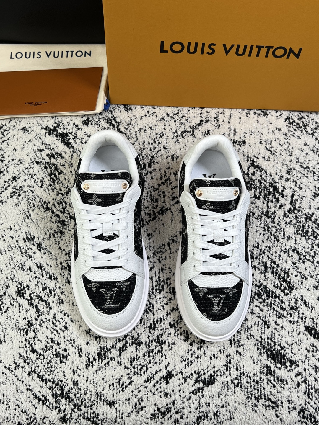 Lv  高品质  顶级工艺品  路易威登，运动板鞋专柜同步，鞋面意大利进口，高品质拼接缤纷色彩复杂工艺品，进口牛皮里垫柔