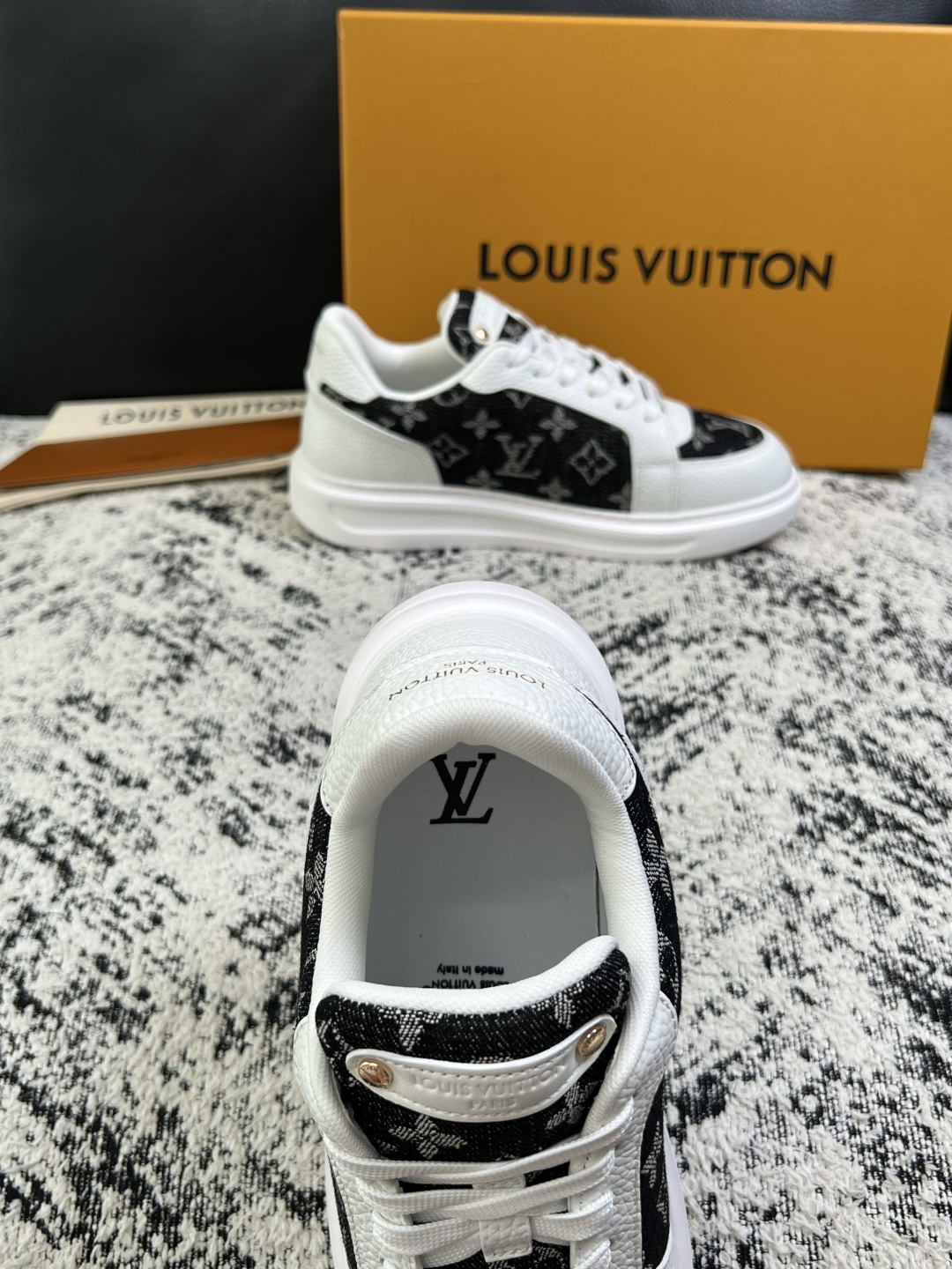 Lv  高品质  顶级工艺品  路易威登，运动板鞋专柜同步，鞋面意大利进口，高品质拼接缤纷色彩复杂工艺品，进口牛皮里垫柔
