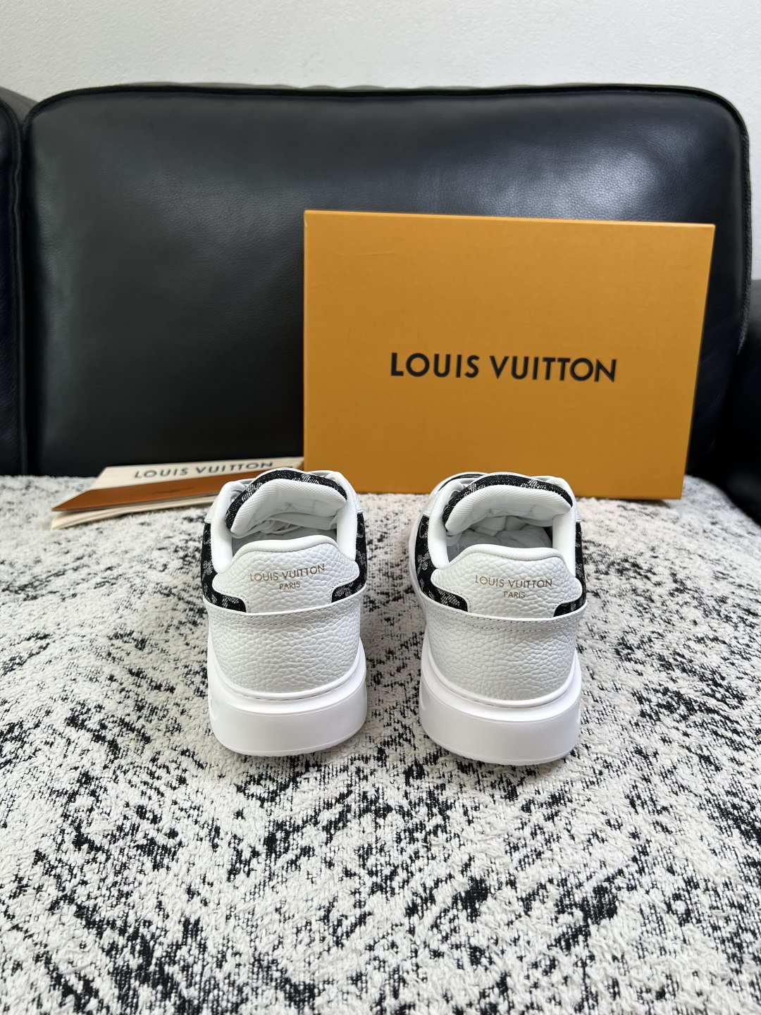 Lv  高品质  顶级工艺品  路易威登，运动板鞋专柜同步，鞋面意大利进口，高品质拼接缤纷色彩复杂工艺品，进口牛皮里垫柔