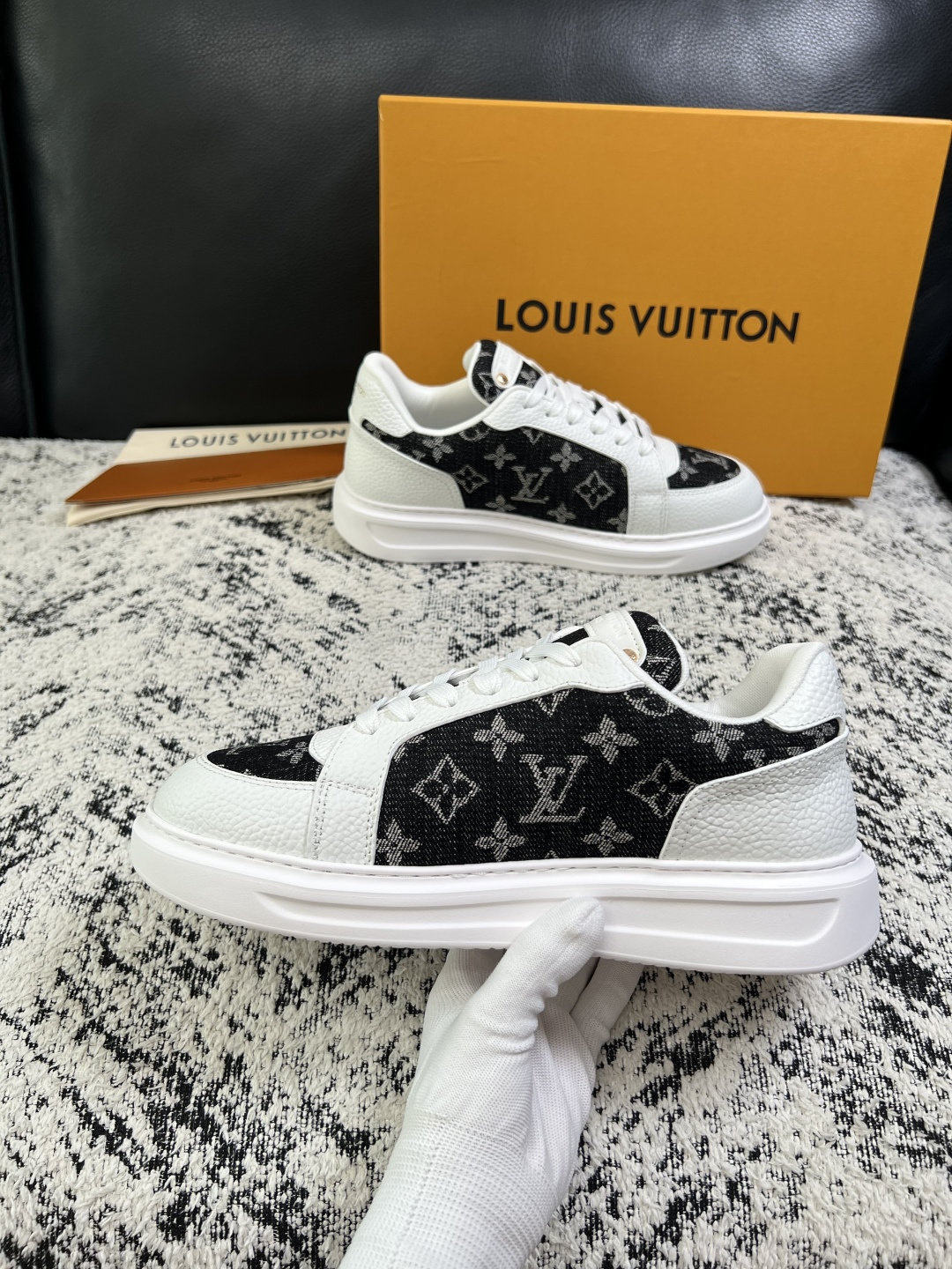 Lv  高品质  顶级工艺品  路易威登，运动板鞋专柜同步，鞋面意大利进口，高品质拼接缤纷色彩复杂工艺品，进口牛皮里垫柔