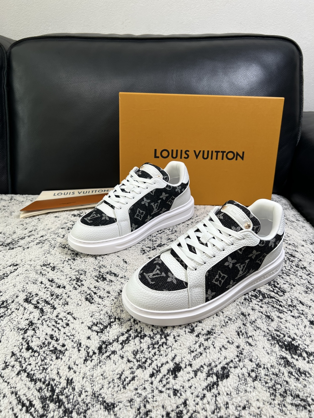 Lv  高品质  顶级工艺品  路易威登，运动板鞋专柜同步，鞋面意大利进口，高品质拼接缤纷色彩复杂工艺品，进口牛皮里垫柔