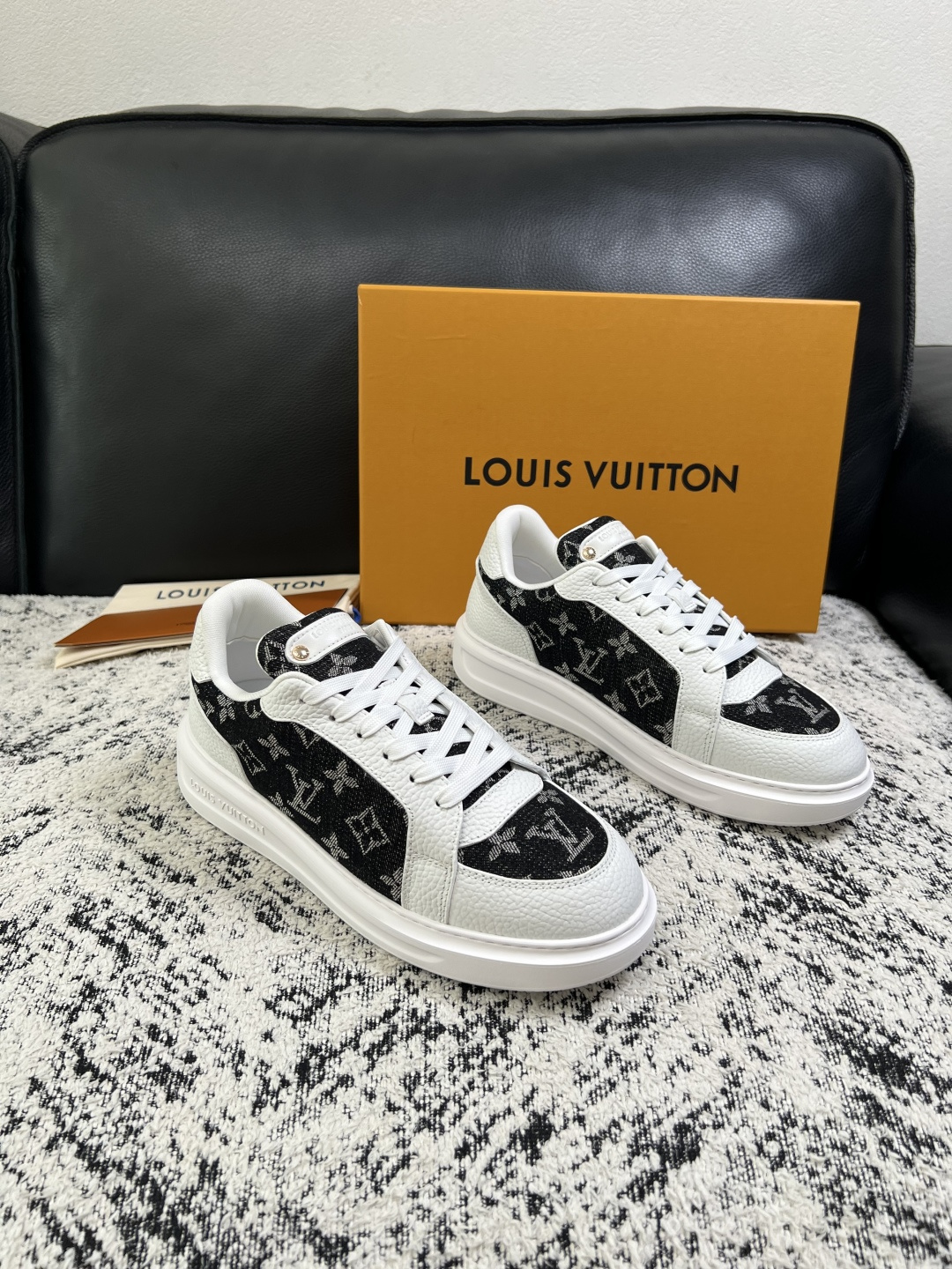 Lv  高品质  顶级工艺品  路易威登，运动板鞋专柜同步，鞋面意大利进口，高品质拼接缤纷色彩复杂工艺品，进口牛皮里垫柔