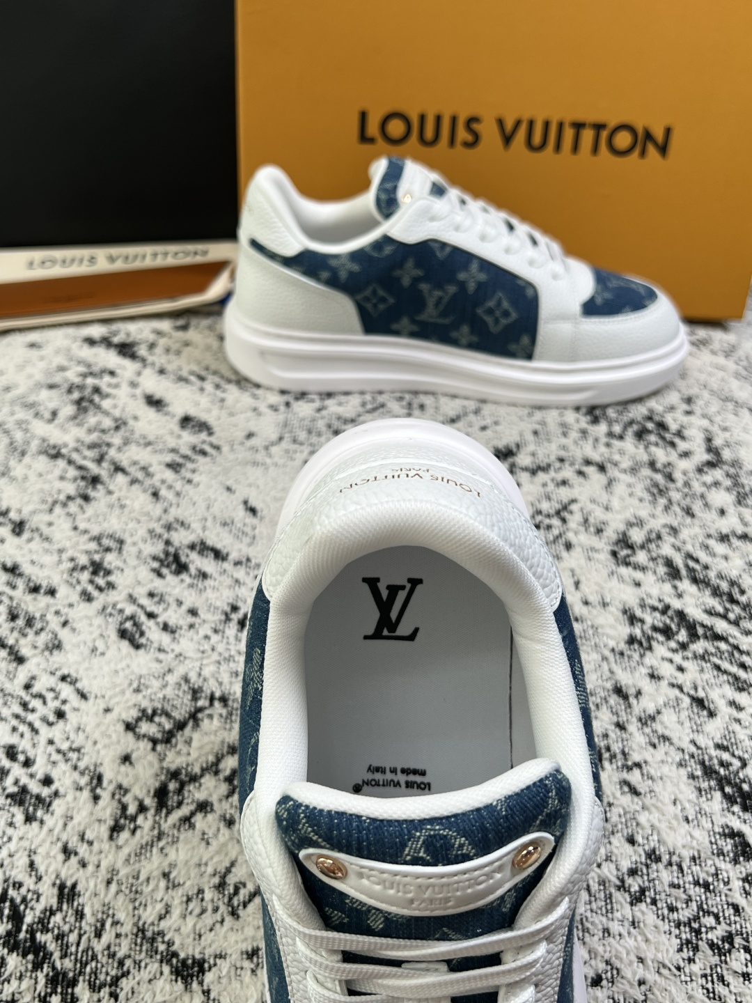 Lv  高品质  顶级工艺品  路易威登，运动板鞋专柜同步，鞋面意大利进口，高品质拼接缤纷色彩复杂工艺品，进口牛皮里垫柔