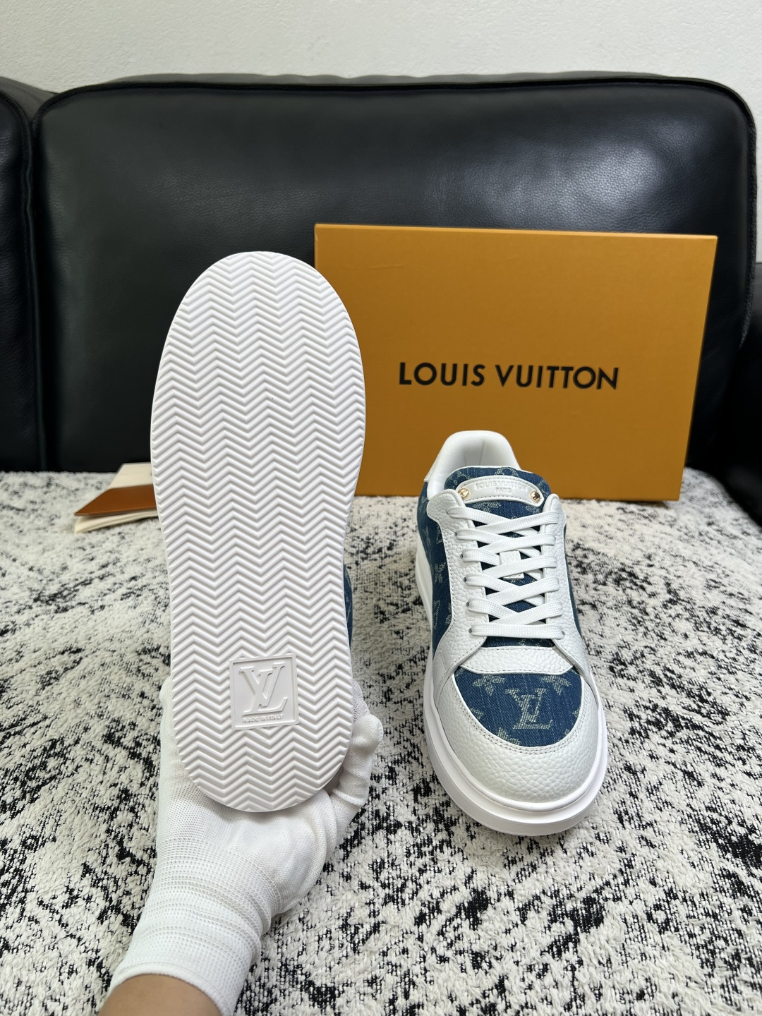 Lv  高品质  顶级工艺品  路易威登，运动板鞋专柜同步，鞋面意大利进口，高品质拼接缤纷色彩复杂工艺品，进口牛皮里垫柔