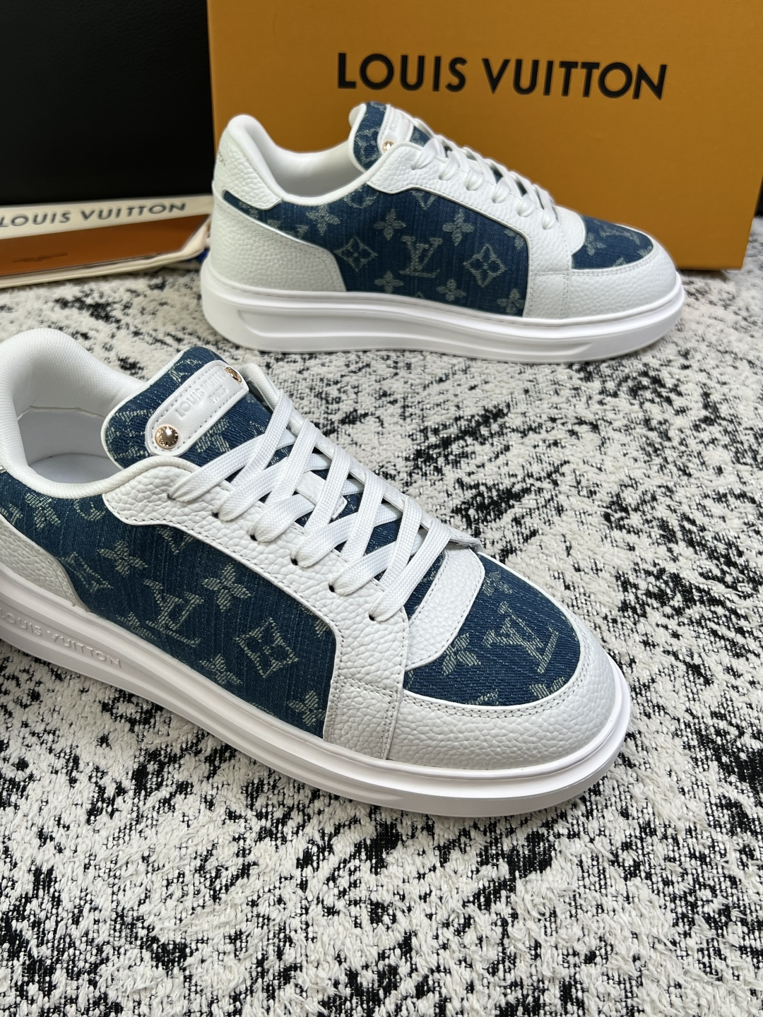 Lv  高品质  顶级工艺品  路易威登，运动板鞋专柜同步，鞋面意大利进口，高品质拼接缤纷色彩复杂工艺品，进口牛皮里垫柔
