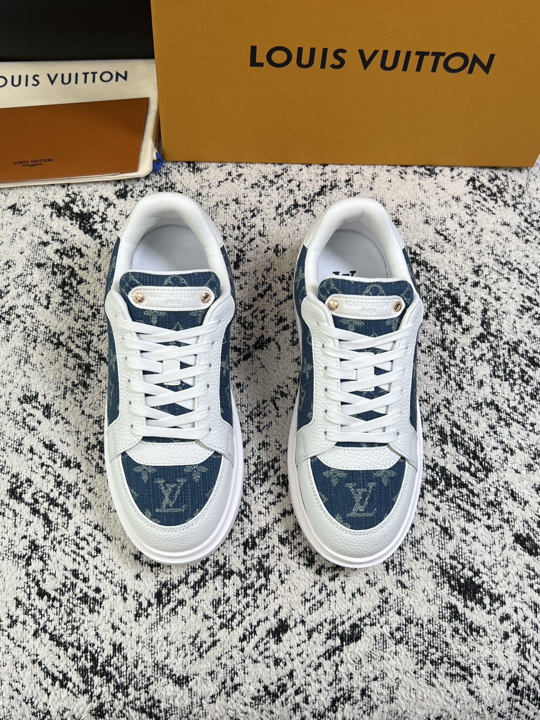 Lv  高品质  顶级工艺品  路易威登，运动板鞋专柜同步，鞋面意大利进口，高品质拼接缤纷色彩复杂工艺品，进口牛皮里垫柔