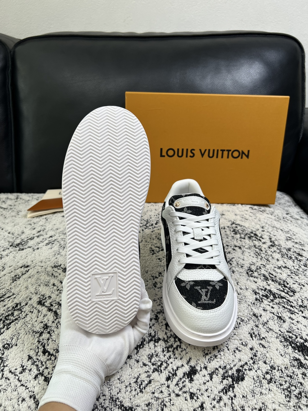 Lv  高品质  顶级工艺品  路易威登，运动板鞋专柜同步，鞋面意大利进口，高品质拼接缤纷色彩复杂工艺品，进口牛皮里垫柔